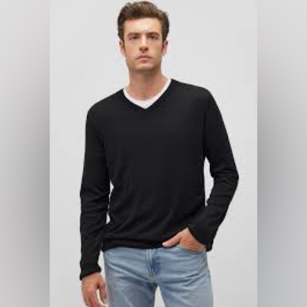Mantles cashmere Men's Classic Black V-Neck Sweater